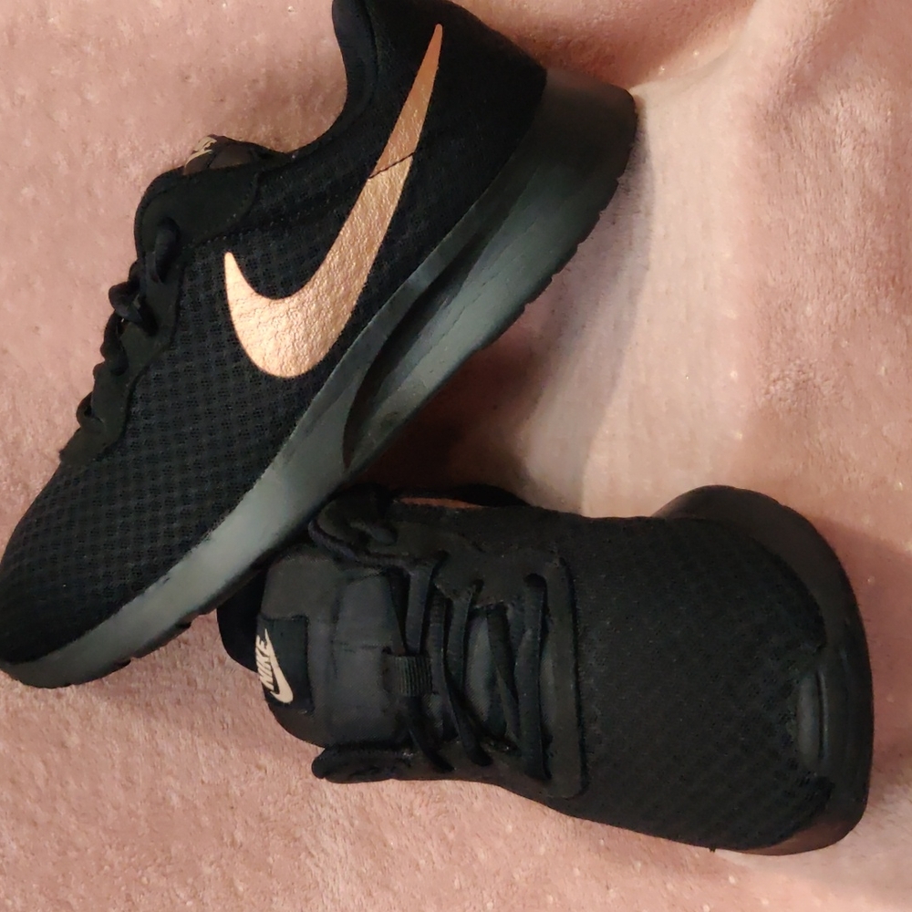 Tanjun Nike sneakers size 10